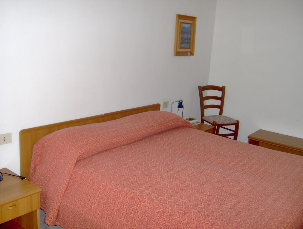 Hotel Svizzero Санджинето Стая снимка